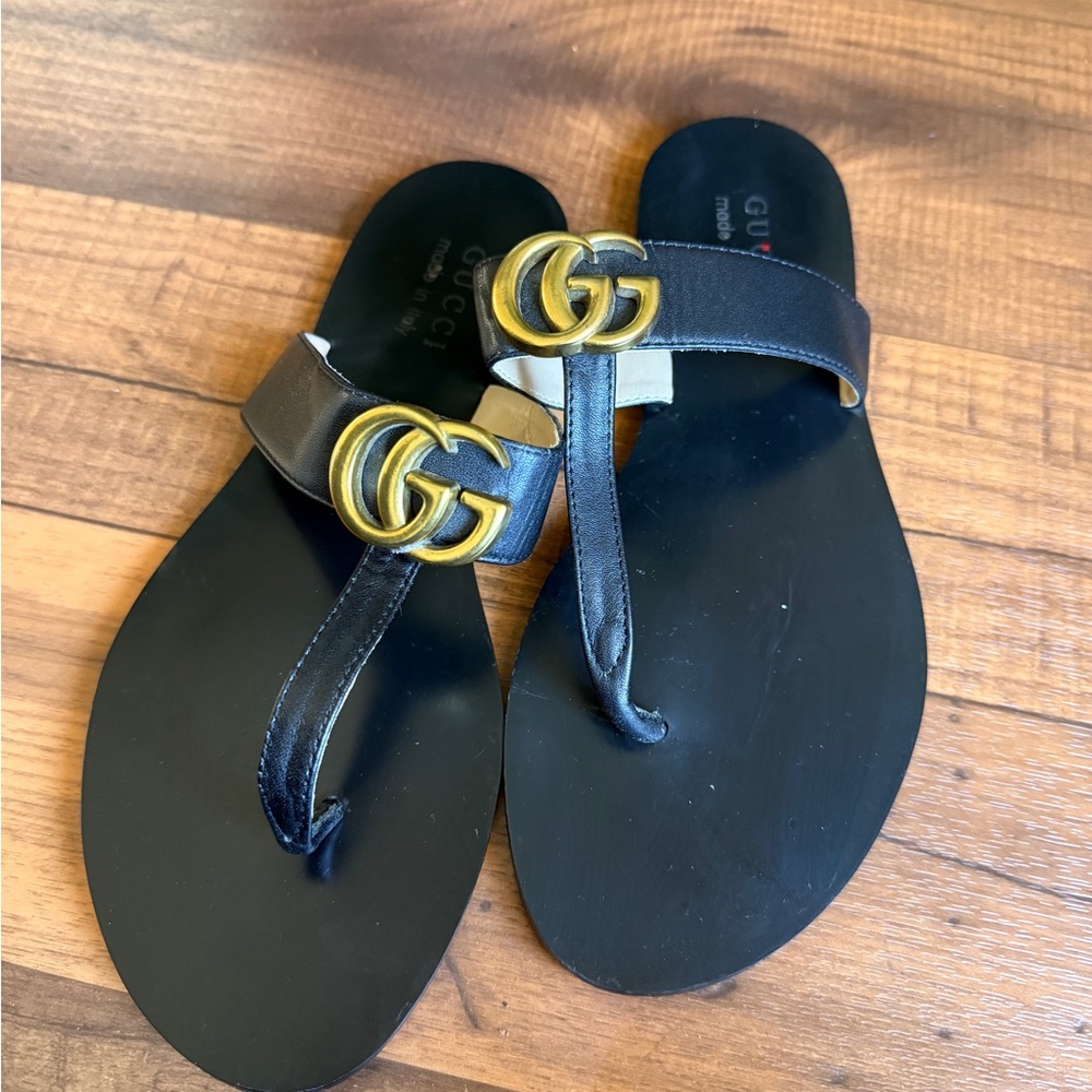 Black leather G marmont thong sandal